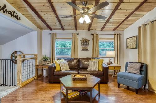 "Hillside Cottage" is minutes to town and to Rocky Top SportsSerene Nature SettingGrillSleeps 6