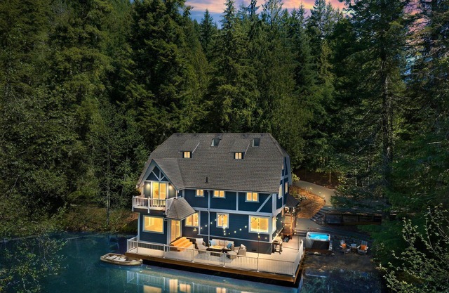 Hillside Cottage: Private Pond, Hot Tub, Game Room by Hurricane Ridge, ONP