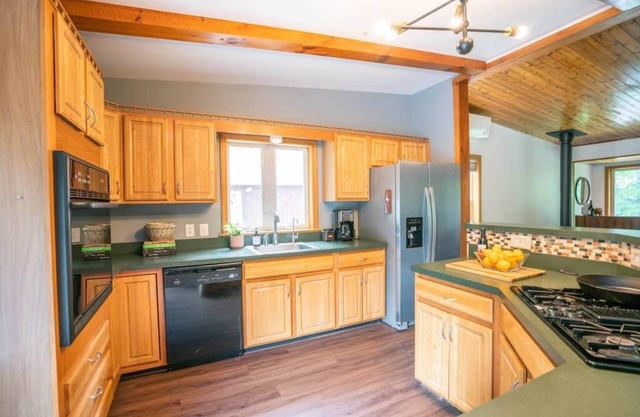 Hillside Escape: HIT's Home w/Pool & Hot Tub