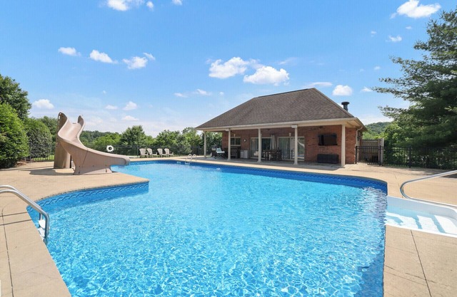 Hillside Hideaway - Pool + Great Amenities Close to Nashville