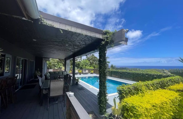 Hillside Retreat with beautiful ocean view, free unlimited Wifi, Airconditioned