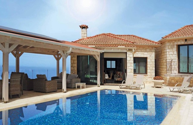 Hillside villa, stunning veiws out to sea