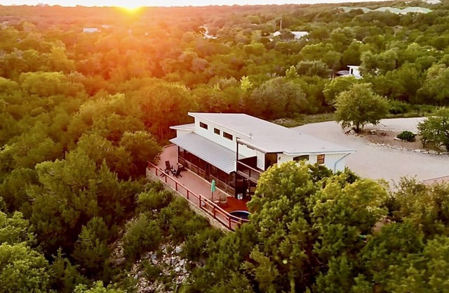 Hilltop Haven, Spectacular Views, hot tub, arcade!