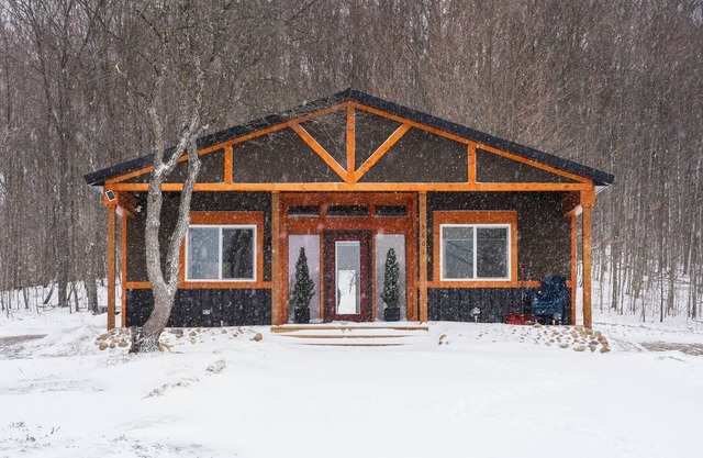 Hilltop Hideaway located moments away from Shanty Creek & Torch Lake