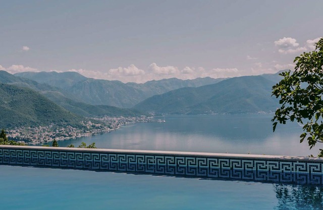 Hilltop Retreat - Five Bedroom Villa, Sleeps 10