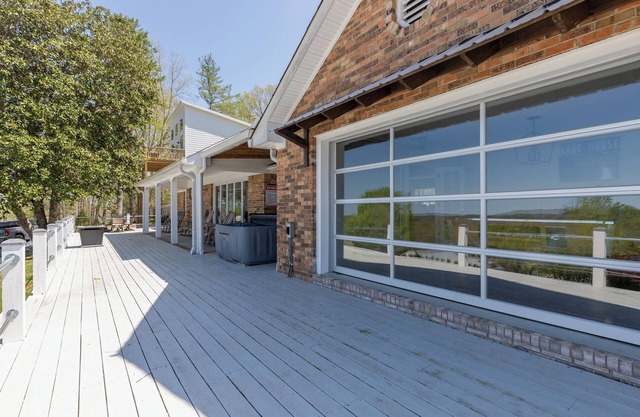 Hilltop Retreat THE BEST VIEW- pool table and game room , hot tub, free weights