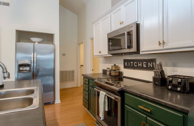 Hillwood Hideaway | Minutes to DT Nashville, Music Row & Shopping!