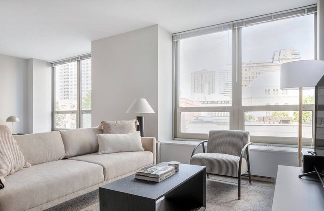 Hip Lakeview Studio w/ Deck, Pool & Gym, nr Lincoln Park, by Blueground