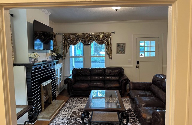 Historic 3-bedroom house with AC in charming Brookhaven