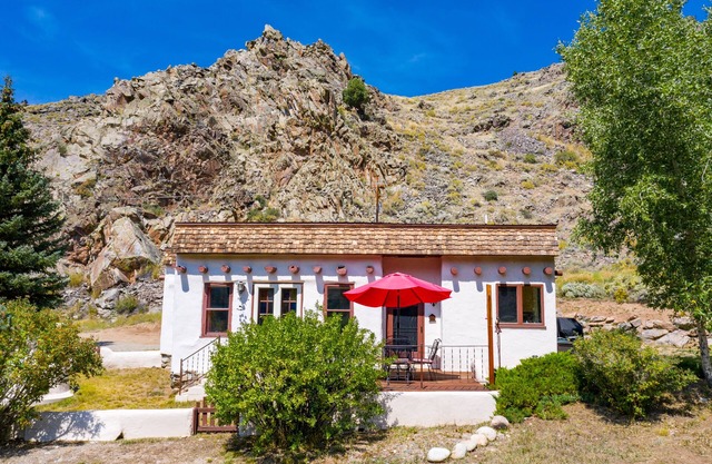Historic Almont Adobe House, very private location and fishing rights!