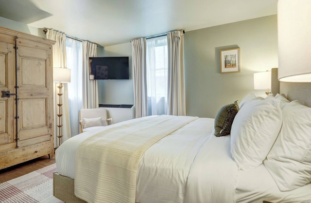 Historic Boutique Stay The 200 South St King Room & Pool