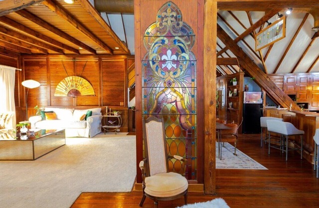 Historic Carriage House: Unique Stay in the Heart of Hamilton