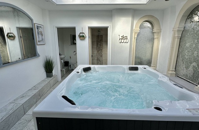 Historic Charm : Perfect For Groups. Hot tub and plenty of parking onsite
