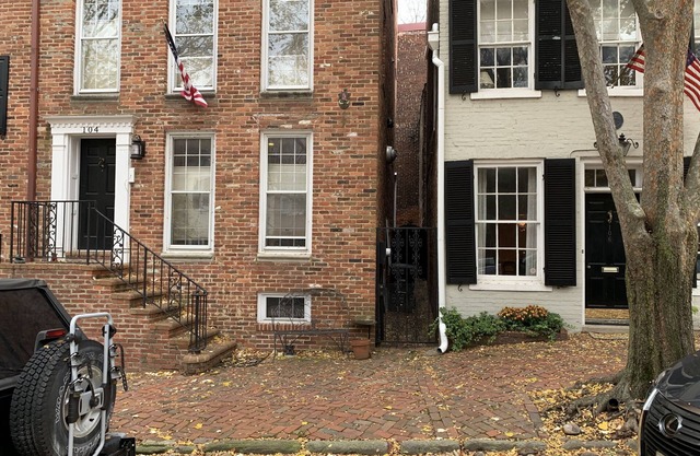 Historic cobblestone street Captain's Row townhouse