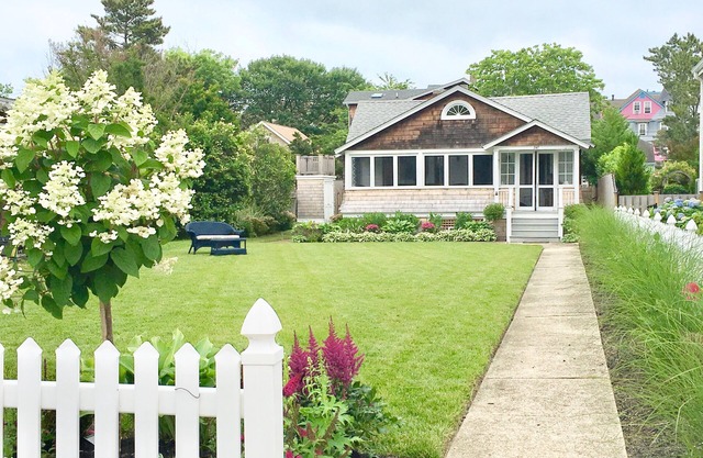 Historic Cottage Overlooking Twilight Lake - Walk To Beach And Bay Head Village