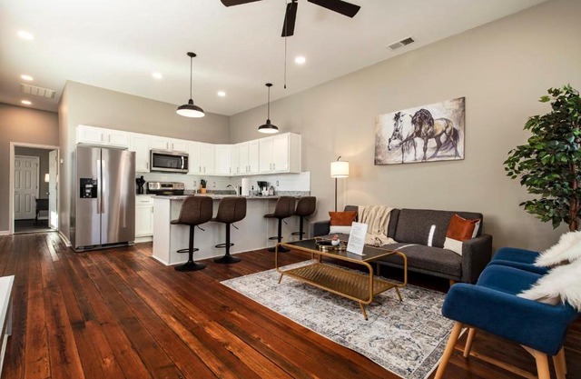 Historic CozySuites 4BR 2BA with a modern touch