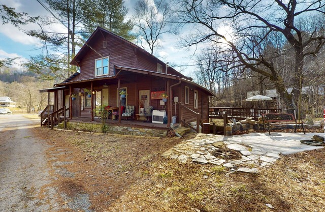 Historic creekside property with alfresco dining space, original fixtures & AC