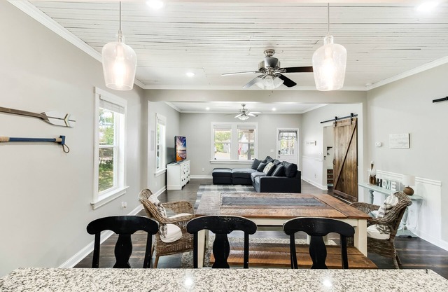 Historic dog-friendly renovated cottage with streaming, patio, W/D, & AC