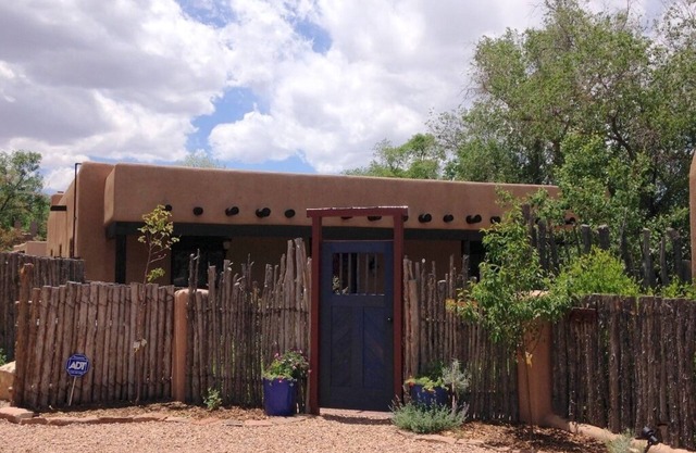 Historic East side. Peaceful garden. Walk to the Plaza & Canyon Rd