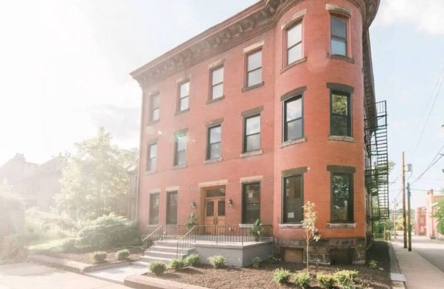 Historic Hamilton Irish Kitchen |Private PARKING!