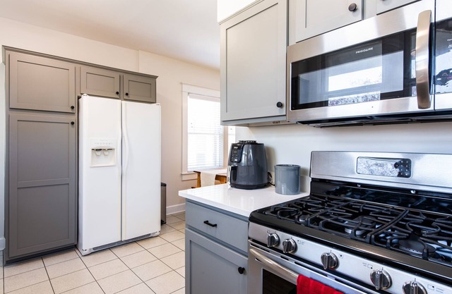 Historic Highlands Bungalow w/private backyard and firepit walk to Bardstown Rd