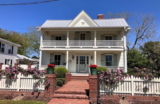 Historic home in seaside village of Swansboro w/private beach parking
