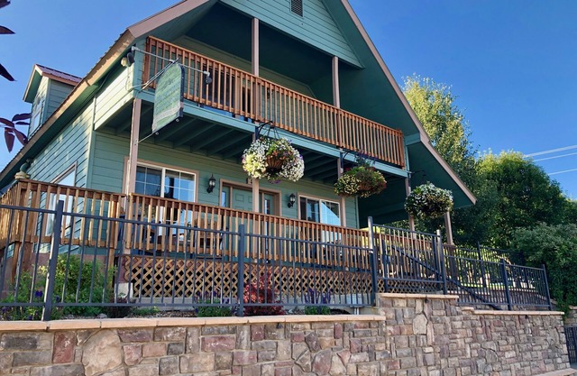 Historic home w/Private Hot Tub in the heart of Downtown Pagosa Springs!
