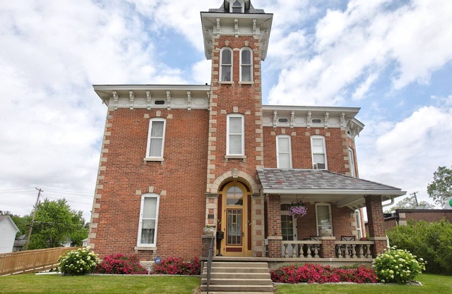Historic Home With Antiques And Modern Amenities On The Historic National Road