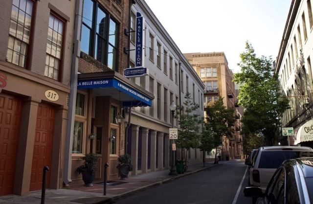 Historic hotel - walking distance from Bourbon Street