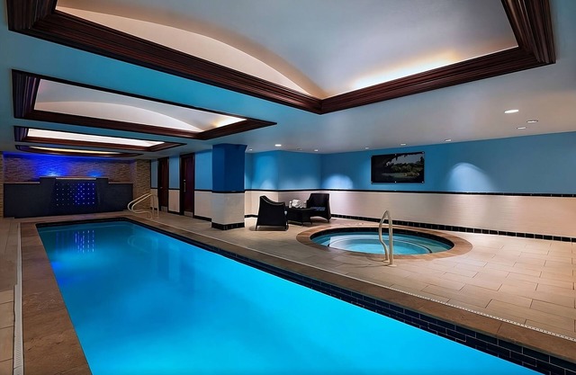 Historic Hotel with Stunning Views of Capitol! Swimming Pool, Pets Allowed!