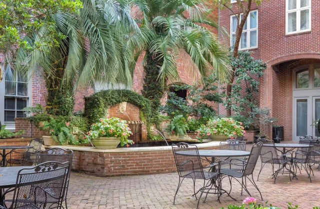 Historic market location! 2-King Bedrooms in Townhome with hotel amenities