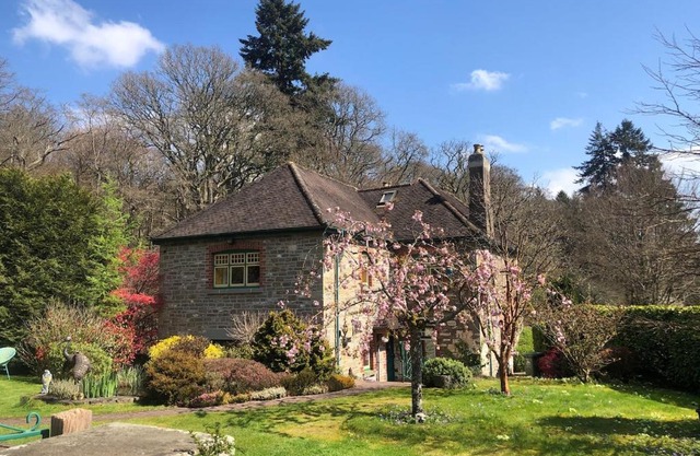 Historic Pike House with Beautiful Garden