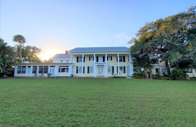 Historic Riverfront Mansion - 11 Bedroom 10Bath - The Ballard Estate