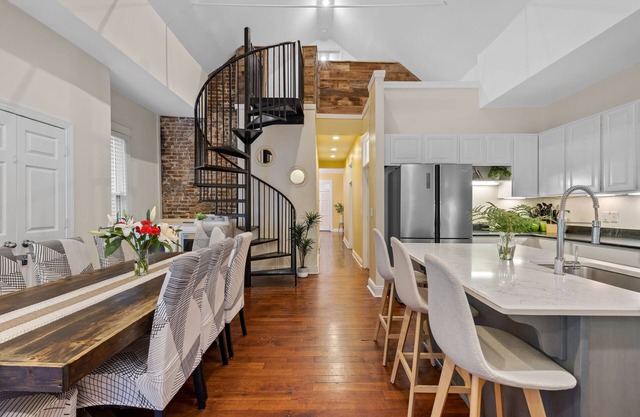 HISTORIC SOUTHERN RETREAT 6 MINUTES TO DOWNTOWN & BROADWAY