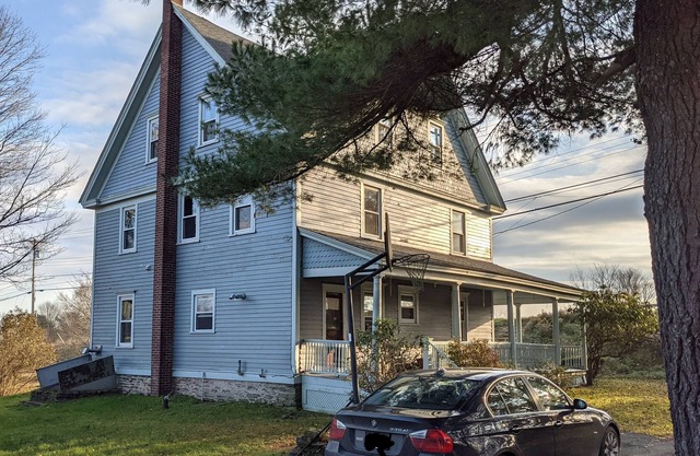 Historic spacious Farmhouse, 2 hours from NYC and steps from Bethel Woods