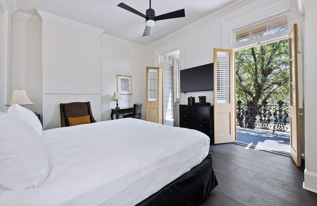 Historic Streetcar Inn King Balcony Room