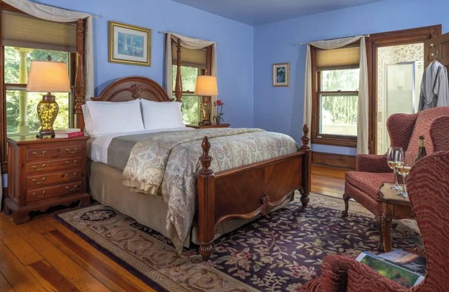 Historic Suite w/Private Bathroom-Engadine Inn and Cabins "Breakfast Included"