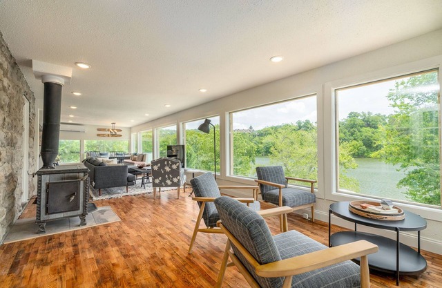 Historical LAKEFRONT Luxury 7 Bedroom - Eureka!