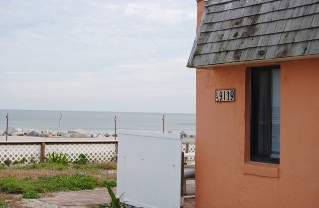 Historical OCEANFRONT COTTAGE located on a semi-private beach in Summerhaven.