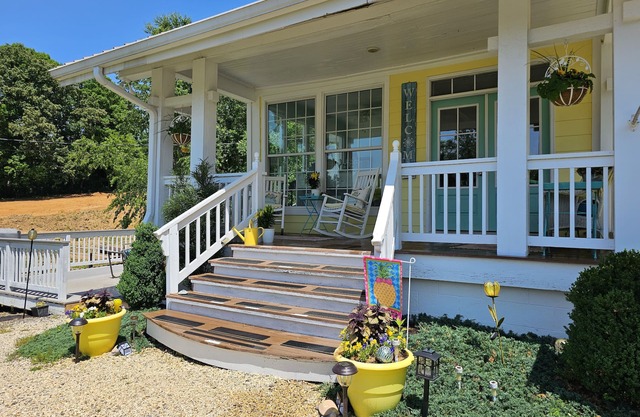 "Historical”Yellow Tea Cup Cottage,Farm setting,Spring H2O,WiFi, Knoxville area