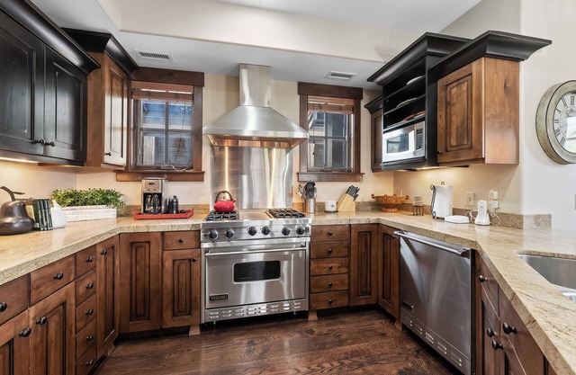 Hit the Slopes in 20 yards: Ultimate Ski-In/Out Park City Condo!