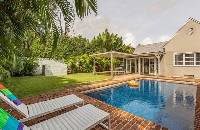 Ho'okipa Villa: Historic Home+Guest Cottage in Kahala near the Beach w/Pool & AC