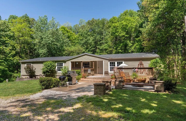 Hocking Hills Getaway w/Hot Tub, Fireplace & 20 Private Acres. Pet-Friendly!