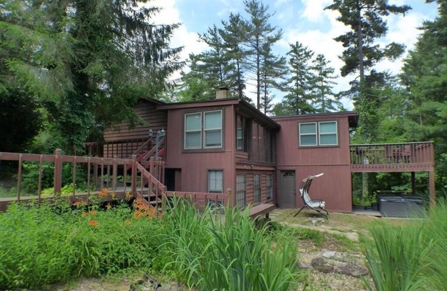 Hocking Hills Cottage with beautiful pond