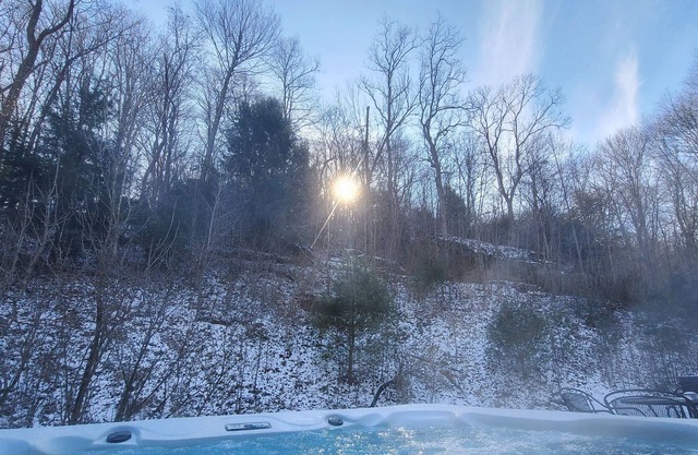 Hocking Hills Family Friendly Cabin- hot tub, private hiking trails with caves!
