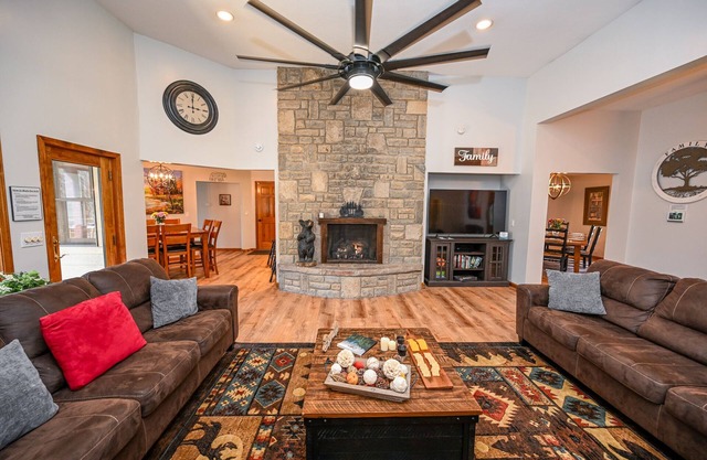 Hocking Hills Luxury-Mins to the caves & trails. HotTub. FirePit. Gameroom WiFi