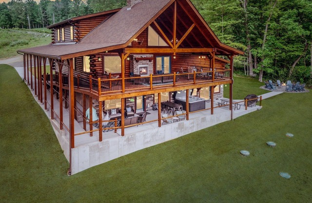 Hocking Hills: Pool! Game Room! Trails! Sleeps 20!