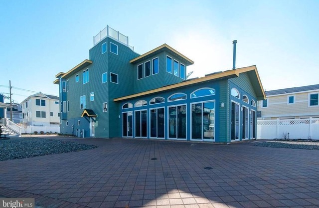 Holgate. 4 bedroom, 3.5 bath. Near beach with an indoor pool. Spectacular.