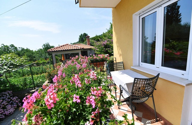 Holiday apartment with terrace near the sea