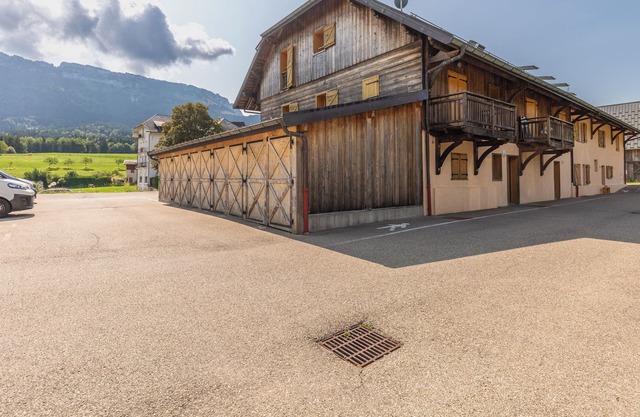 Holiday Apartment 'Cocon 4 Étoiles À La Montagne' with Mountain View, Shared Garden & Wi-Fi